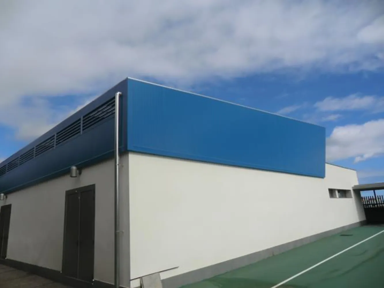 fachada y frontal edificio Taller Yepabely