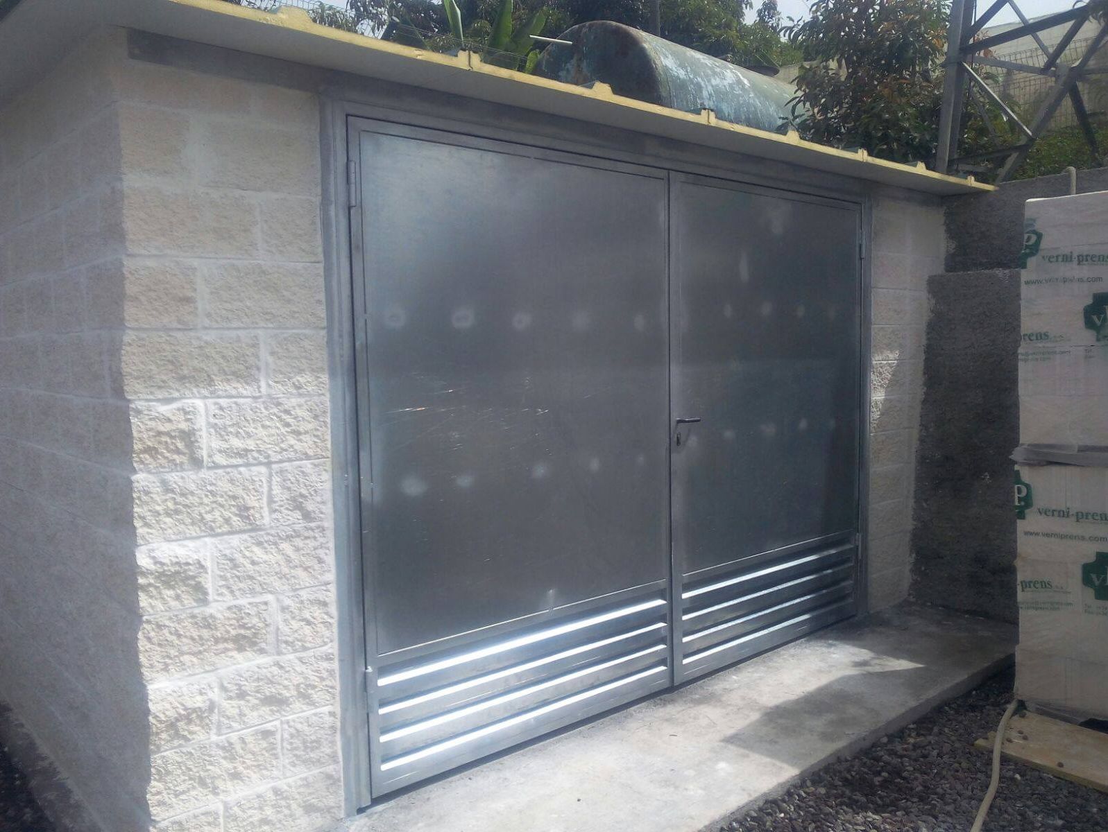 puerta metalica Taller Yepabely